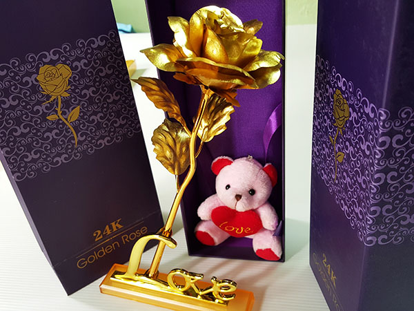 Hoa hồng mạ vàng 24k chữ love