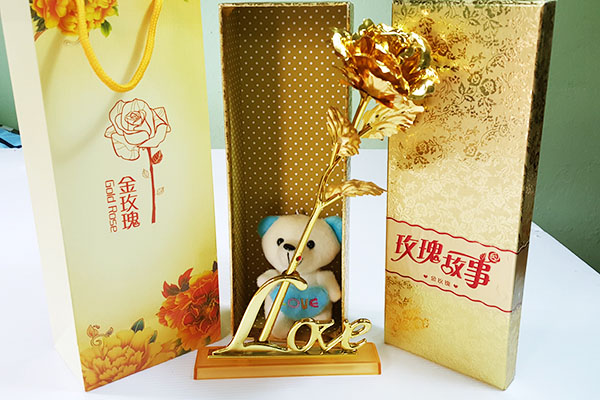 Hoa hồng mạ vàng 24k chữ love