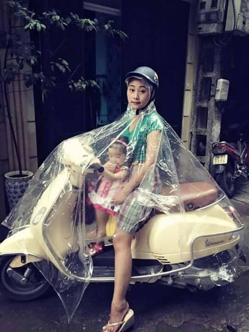 ao-mua-nhua-vi-sinh-trong-suot-3