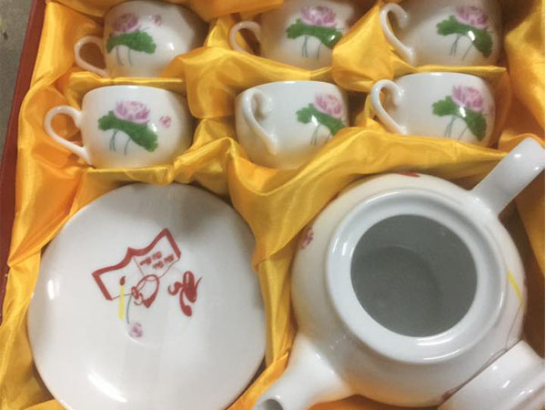 Bộ ấm chén Bát Tràng chào mừng 20 / 11
