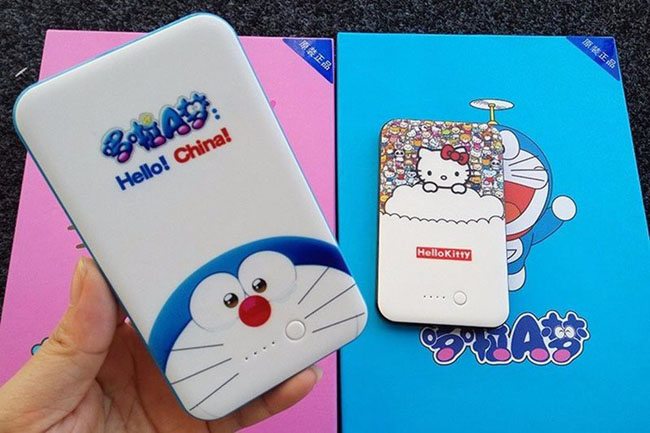 Bán buôn Combo pin dự phòng cùng tai nghe và cáp doremon hellokitty