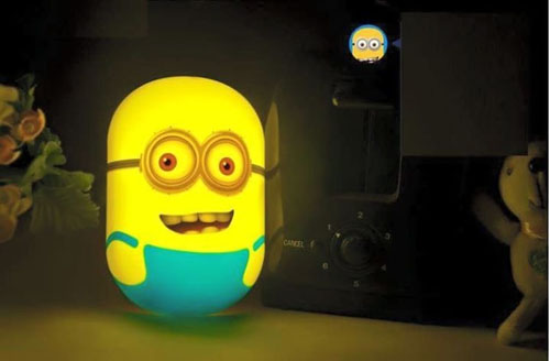 den-ngu-cam-ung-anh-sang-minion-2