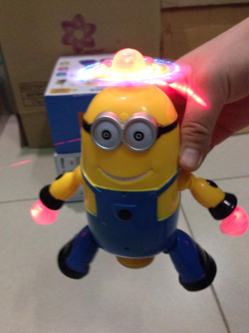 do-choi-minion-nhay-mua-xoay-360-do-8