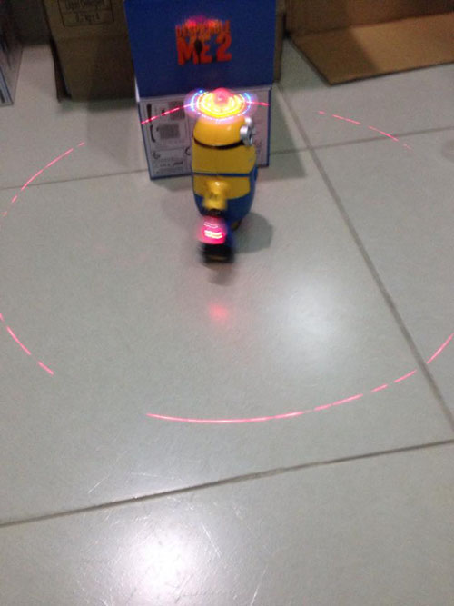do-choi-minion-nhay-mua-xoay-360-do-9