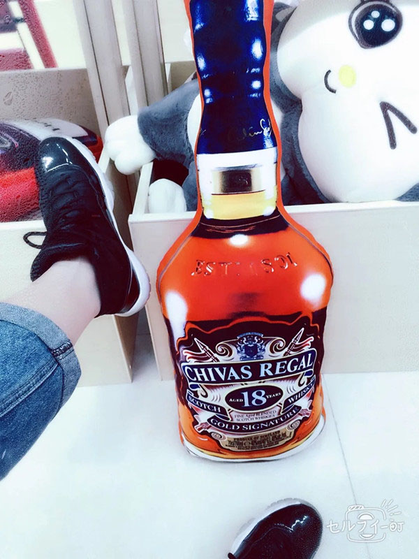 Gối ôm hình chai rượu Chivas