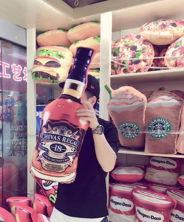 Gối ôm hình chai rượu Chivas