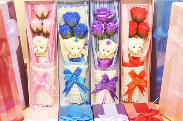 Hoa hồng sáp 3 bông có gấu