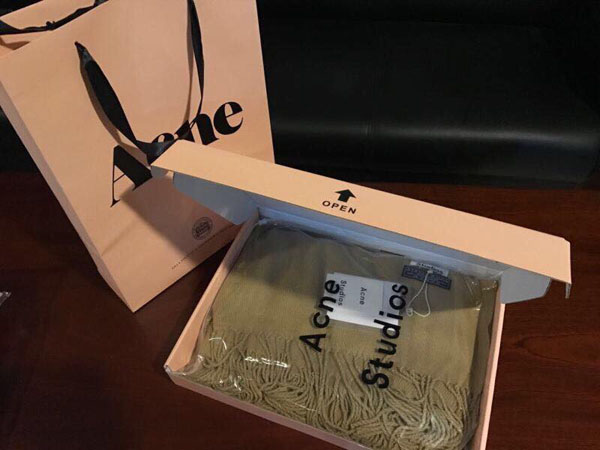 Khăn quàng cổ acne studios kèm hộp sang trọng