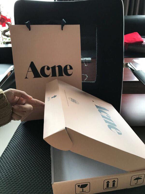 Khăn quàng cổ acne studios kèm hộp sang trọng