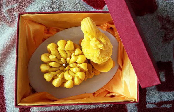 Nến phật thủ gà vàng kim kê độc đáo