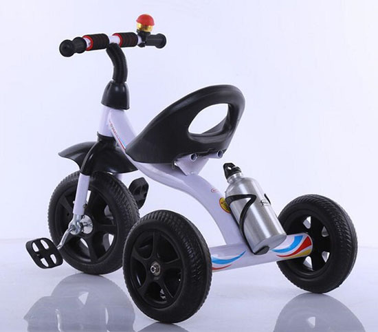 Xe đạp 3 bánh có bình nước cho bé