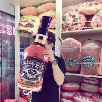Gối ôm hình chai rượu Chivas